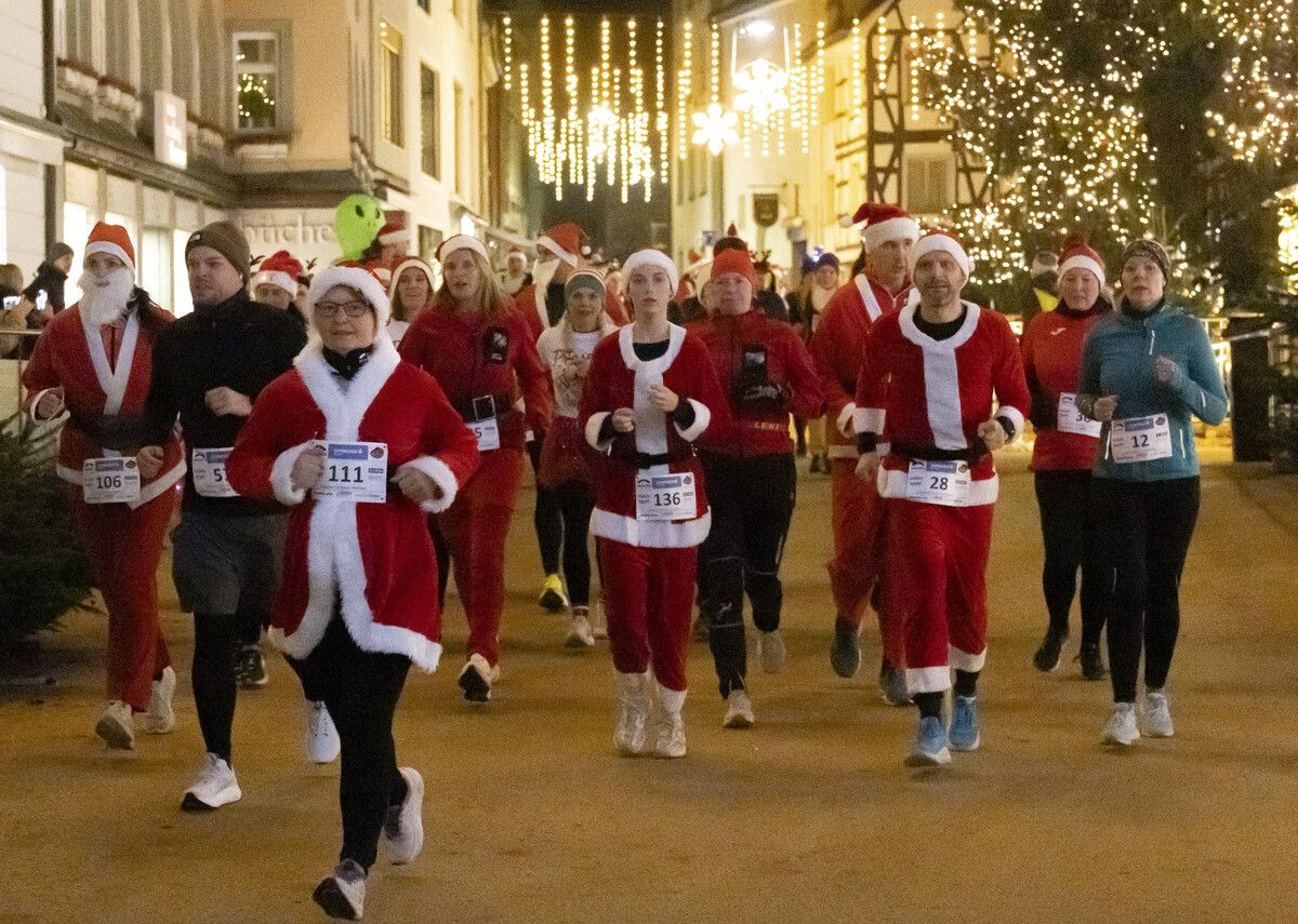 Stiefel waren gestern, der Nikolaus trägt Laufschuhe: Beim Nikolo-Lauf gingen knapp 300 Läufer an den Start.⇒VN/Paulitsch