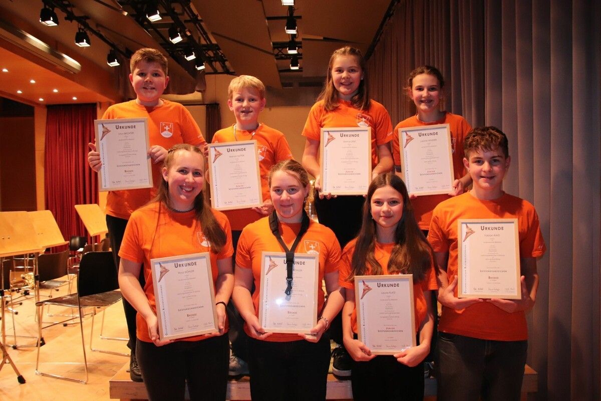 Stolz präsentierten die Jungmusikanten ihre Urkunden. ⇒Natascha Moosbrugger