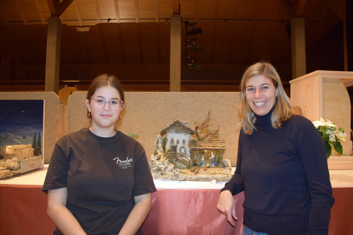 Stolz und Freude in den Gesichtern der Krippenbauerinnen.⇒emu (4)