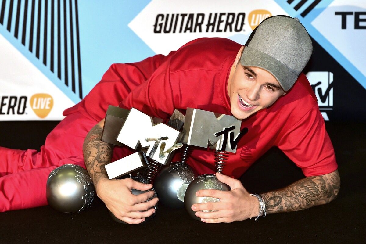 Superstar Justin Bieber posiert mit seinen Trophäen bei den MTV Europe Music Awards 2015 in Mailand. ⇒afp/dpa