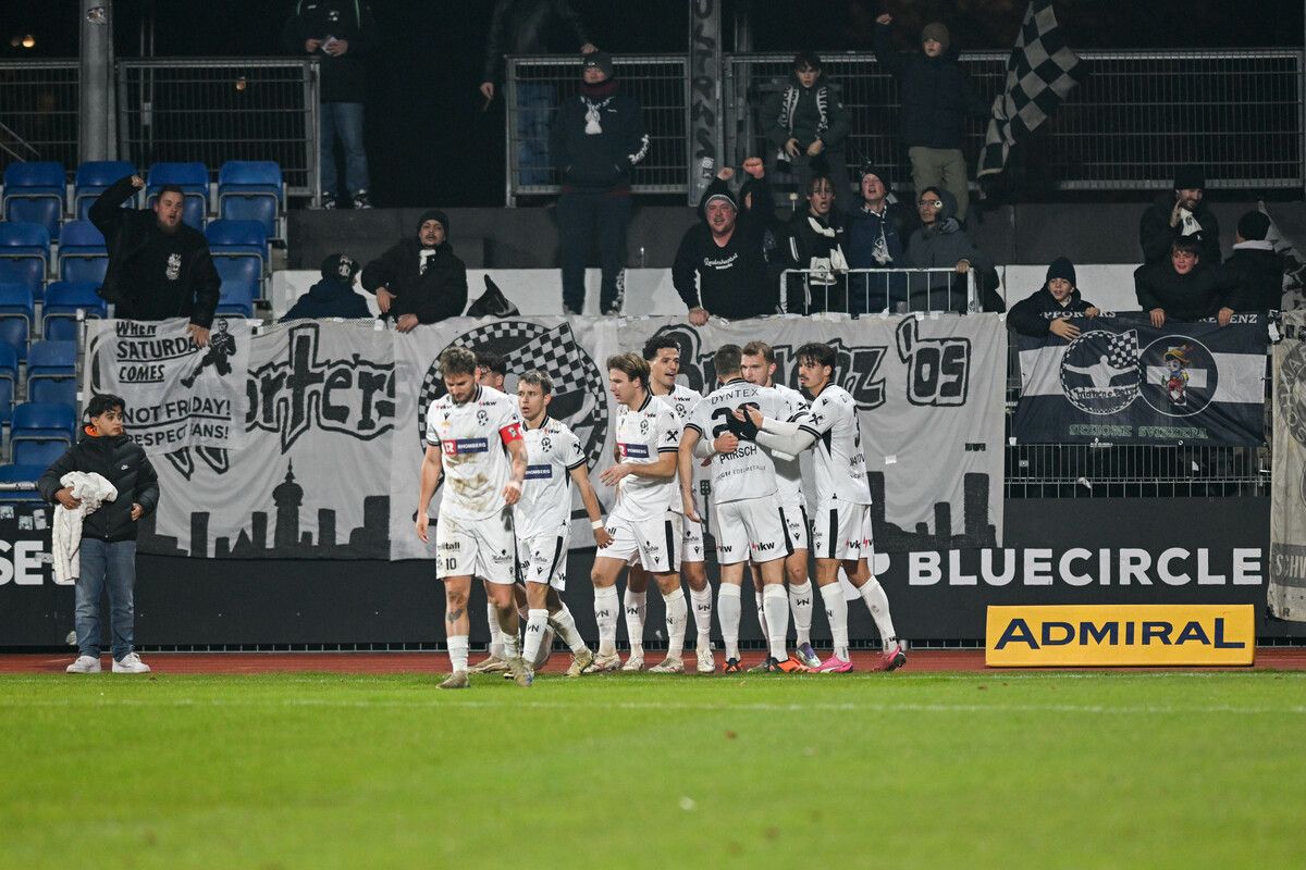 Nur wenige der treuen Fans von SW Bregenz bejubelten am letzten Spieltag des Herbstes den Heimsieg mit ihren Spielern.⇒gepa