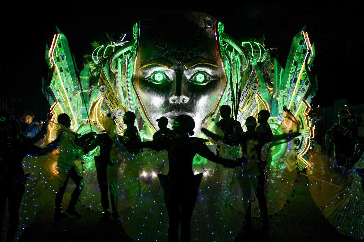 Tänzerinnen treten vor einem Festwagen beim Festival of Light in San José auf.