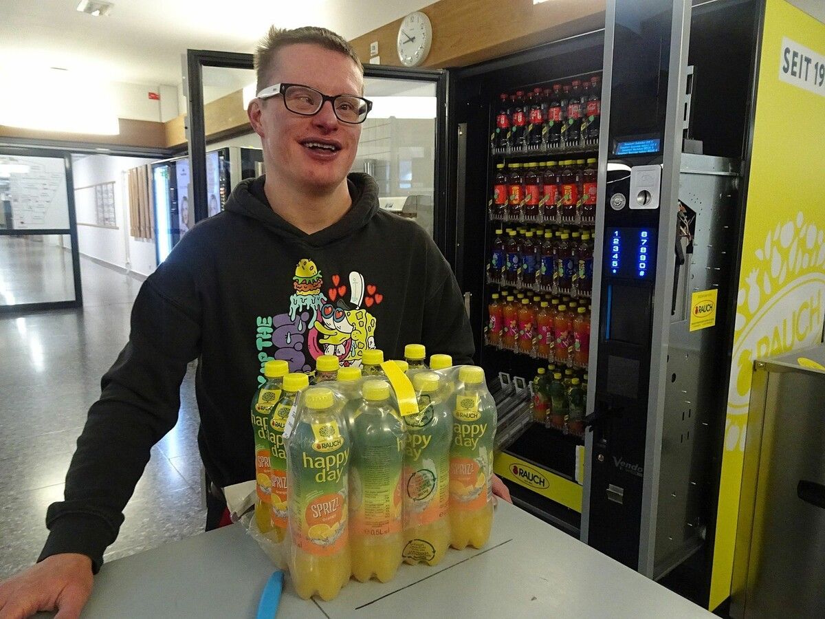 Thomas Hollenstein ist der gute Geist an der LBS 1 in Dornbirn und bringt viel gute Laune an die Schule. ⇒cth (3)