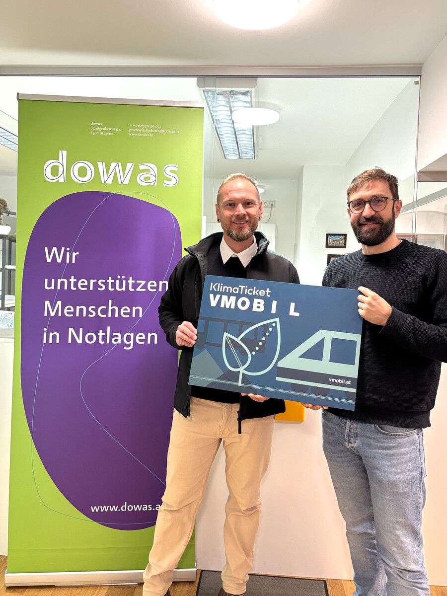 Ticket-Spende: Christoph Plangger (VVV) mit Dowas-GF Ferdinand Koller (r).