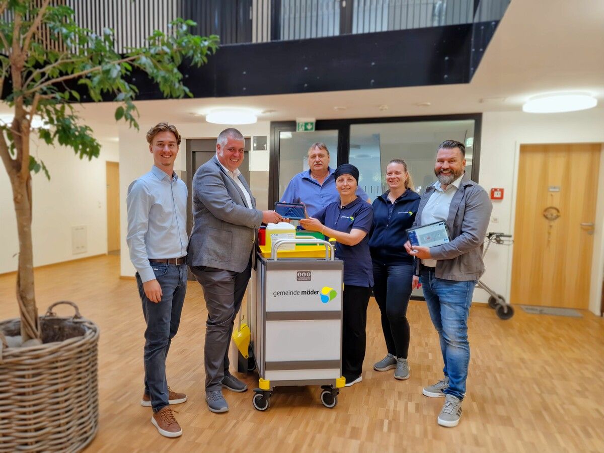 Tim Halbrainer (Clean Consulting), Bürgermeister Daniel Schuster, Martin Stark (Leitung Gebäudemanagement), Reinigungskraft Nurten Karakas, Carina Böckle (Gemeinde) und GF Martin Halbrainer. ⇒Clean Consulting