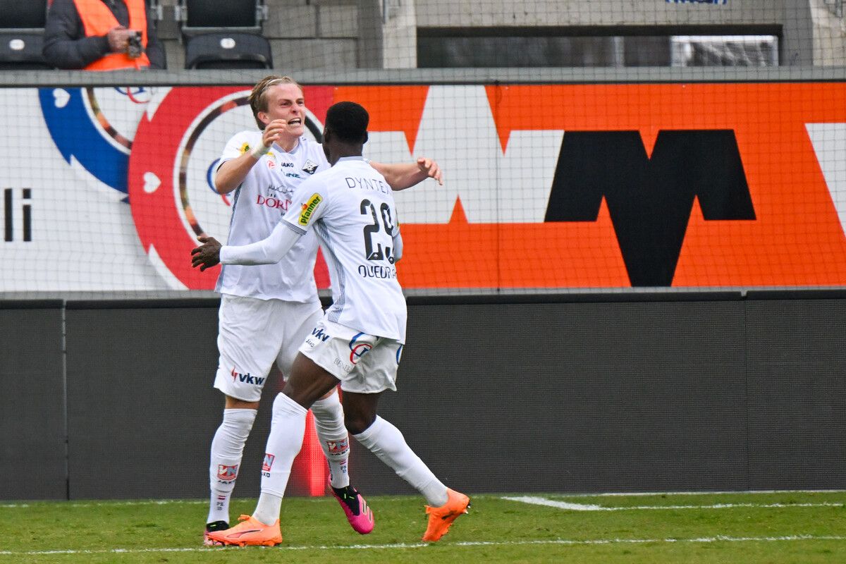 Torschütze Paul Koller (l.) und Mohamed Ouédraogo feiern den Ausgleich.⇒gepa