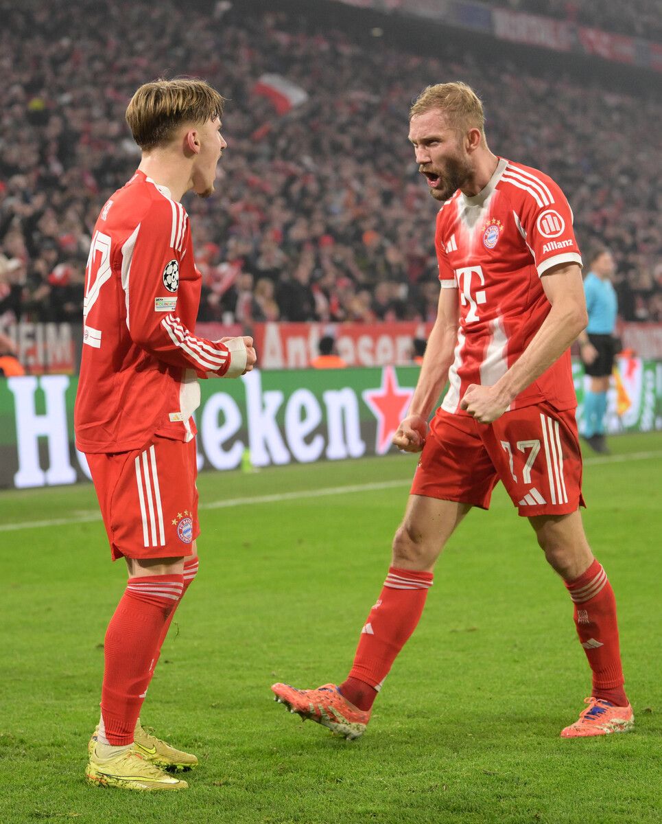 Torschütze und „Mann des Spiels“ Lennart Karl bejubelt mit ÖFB-Teamkicker Konrad Laimer den Sieg ihrer Bayern.⇒gepa