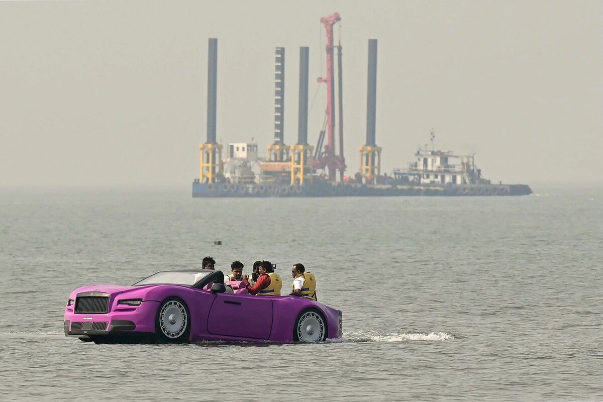 Touristen fahren mit einem Jet-Auto-Boot über das Arabische Meer vor dem Juhu Beach in Mumbai. AFP (5)