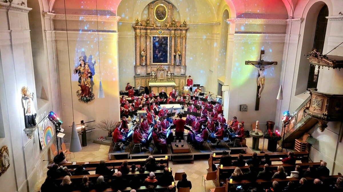 Traditioneller Höhepunkt im „Lochauer Adventzauber 2025“ ist das vorweihnachtliche „Kirchenkonzert“ des Musikvereines Lochau im stimmungsvollen Ambiente der Pfarrkirche.