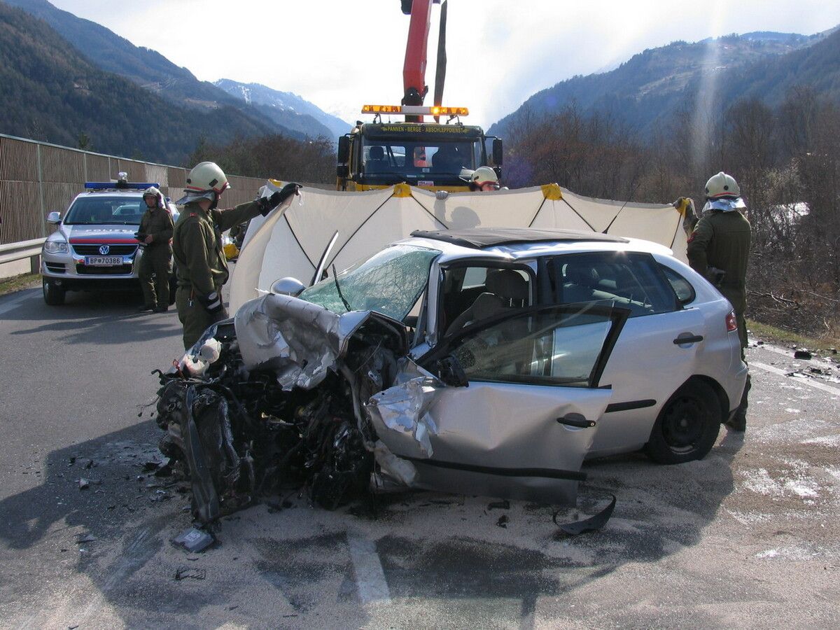 Tragischer Frontalzusammenstoß auf der Reschenstraße: Zwei Jugendliche starben noch an der Unfallstelle.⇒fw Prutz