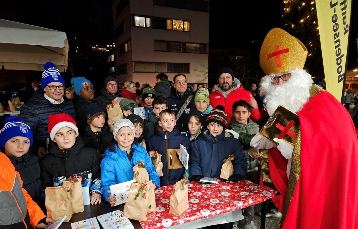 Über hundert Kinder und Jugendliche waren gemeinsam mit ihren Familien zur stimmungsvollen Nikolausfeier des SV typico Lochau auf dem „Dorfplatz“ vor dem neuen Gemeindehaus gekommen.⇒Manfred Schallert