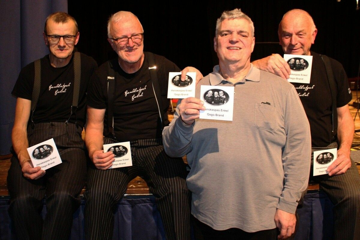 Ulli, Rich und Jos hatten die von George Nussbaumer produzierte CD „Hanskaspas Enkel 2045 Oago-Brand“ dabei. ⇒STP