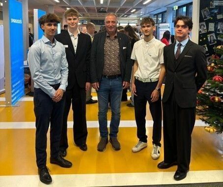 V. l.: Das Organisationsteam der karriere@hak Hugo Schertler, Marco Hermann, Paul Salizzoni und Pijus Miskinis mit Direktor Michael Weber (Mitte). ⇒hak feldkirch