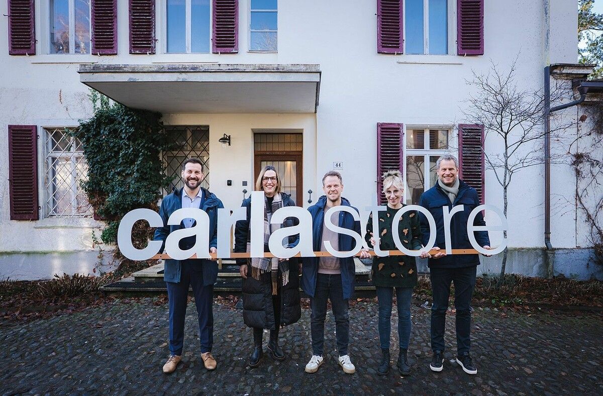 v.l.: Simon Tschann (Bürgermeister), Karoline Mätzler (Caritas), Philipp Fessler und Miriam Auer (carla Shop), Markus Comploj (GMC). ⇒ caritas vorarlberg (2)