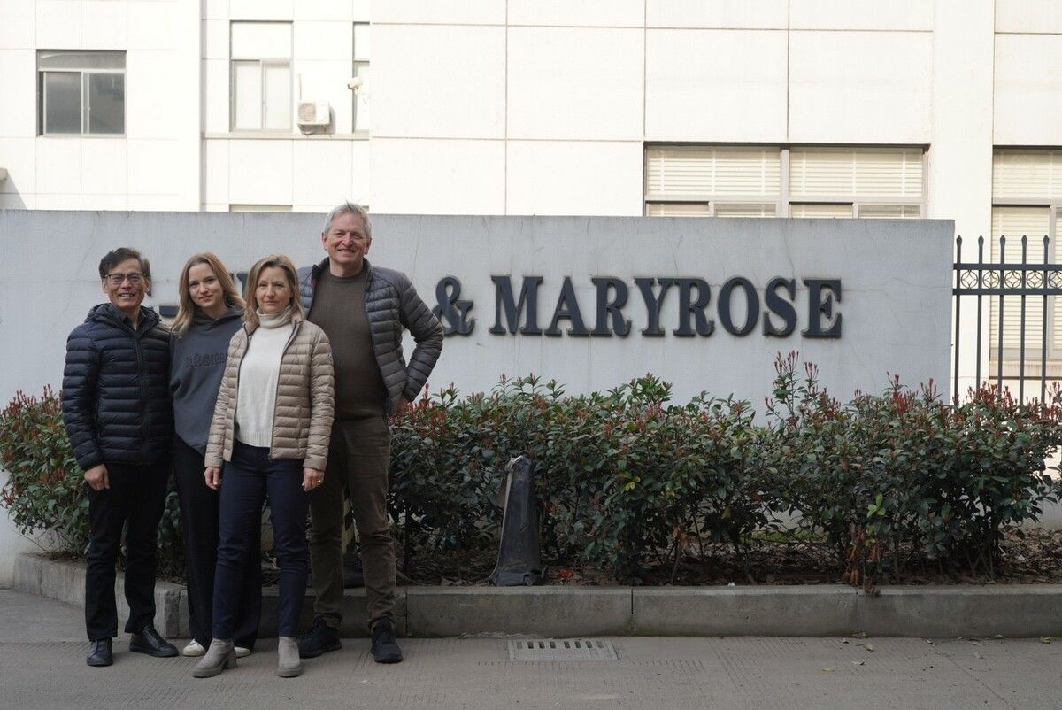 V.l.: Victor Hu, Konstanze Grabher und Andrea Grabher-Rhomberg sowie Stefan Grabher bei einem Besuch im Werk in Shaoxing. ⇒FA
