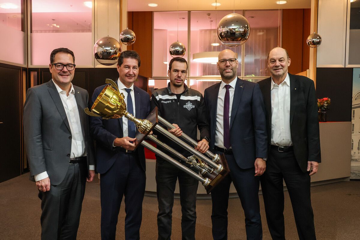 Vor Beginn des Hallenmasters übergaben die Sparkassen-Vorstände Martin Jäger, Harald Giesinger, Clemens Lengauer und Gerhard Lutz (v. l.) den Wanderpokal an FC-Wolfurt-Funktionär Stefan Muxel. ⇒Privat