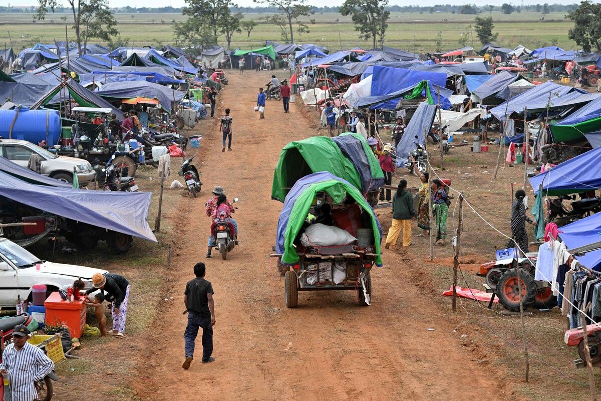 Während an der Grenze zwischen Kambodscha und Thailand Zusammenstöße aufflammen, finden vertriebene Menschen in einem provisorischen Lager in der kambodschanischen Provinz Oddar Meanchey Zuflucht.