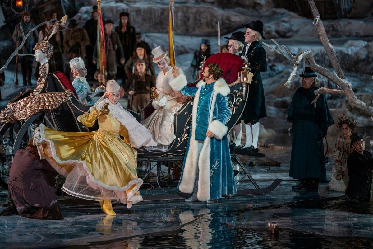 Während beim „Freischütz” lediglich sechs Statisten benötigt wurden, werden für „La traviata” 20 Mitwirkende gesucht. ⇒Bregenzer Festspiele / Daniel Ammann