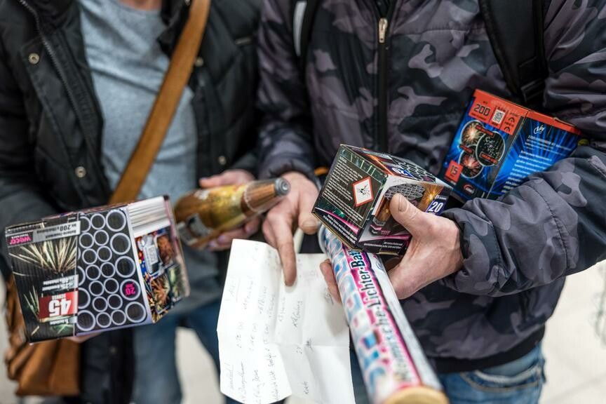 Wer Feuerwerk kauft, darf diese längst nicht in jeder Gemeinde abfeuern. ⇒dpa