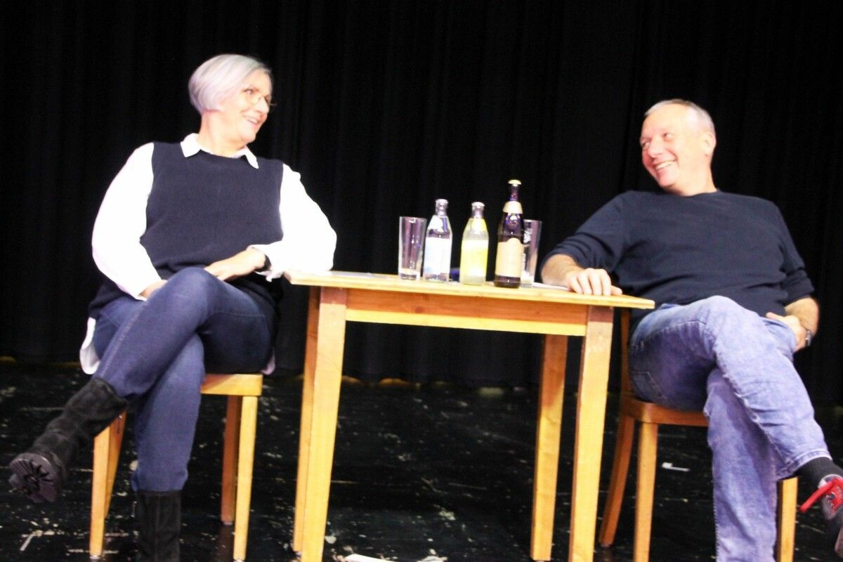 „Wir sind Geschwister und müssen uns auf der Bühne nicht erst neu finden“, plauderten Maria Neuschmid und Stefan Vögel über ihr Wirken in den letzten Jahrzehnten vor dem Auftritt im Leiblachtalsaal.⇒mst