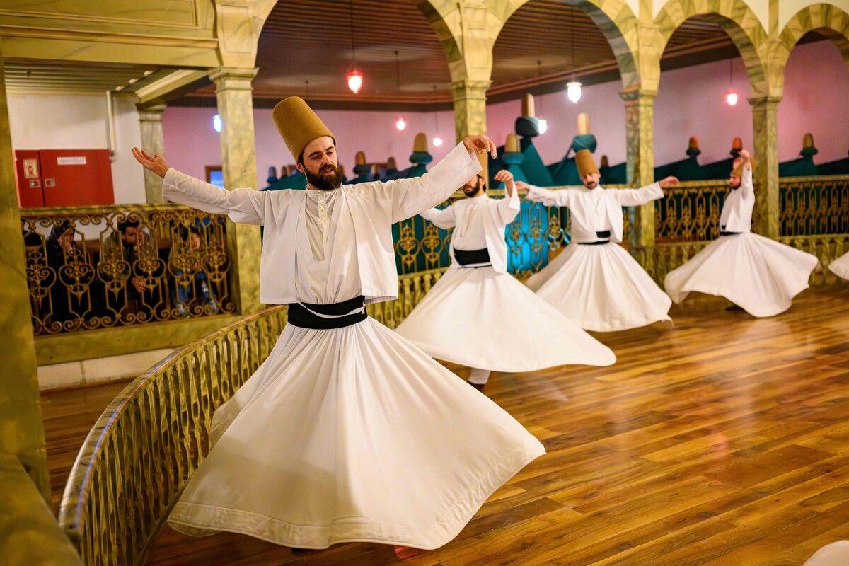 Wirbelnde Derwische bei einer Zeremonie zum Todestag des Sufi-Mystikers Jelaleddin Mevlana Rumi in Istanbul.