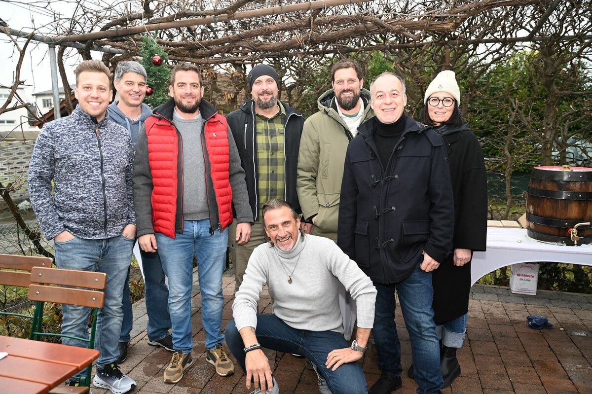 Wirt Walter Mair (hockend) mit regionale Handwerkern und Bürgermeister Thomas Fitz.⇒Andrea Fritz-Pinggera (3)