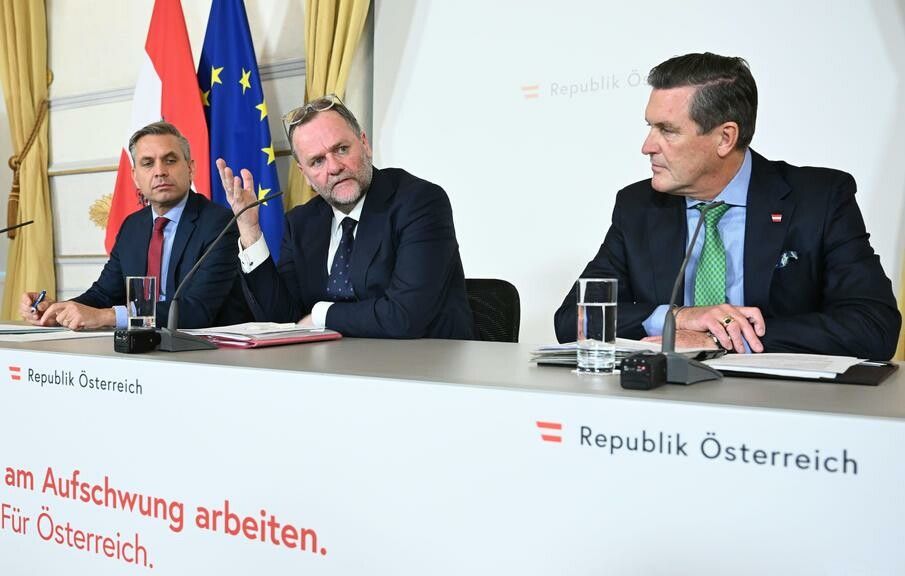 Wirtschaftsminister Hattmannsdorfer (ÖVP), Staatssekretär Schellhorn (Neos) und Infrastrukturminister Hanke (SPÖ) präsentierten das Paket. ⇒APA