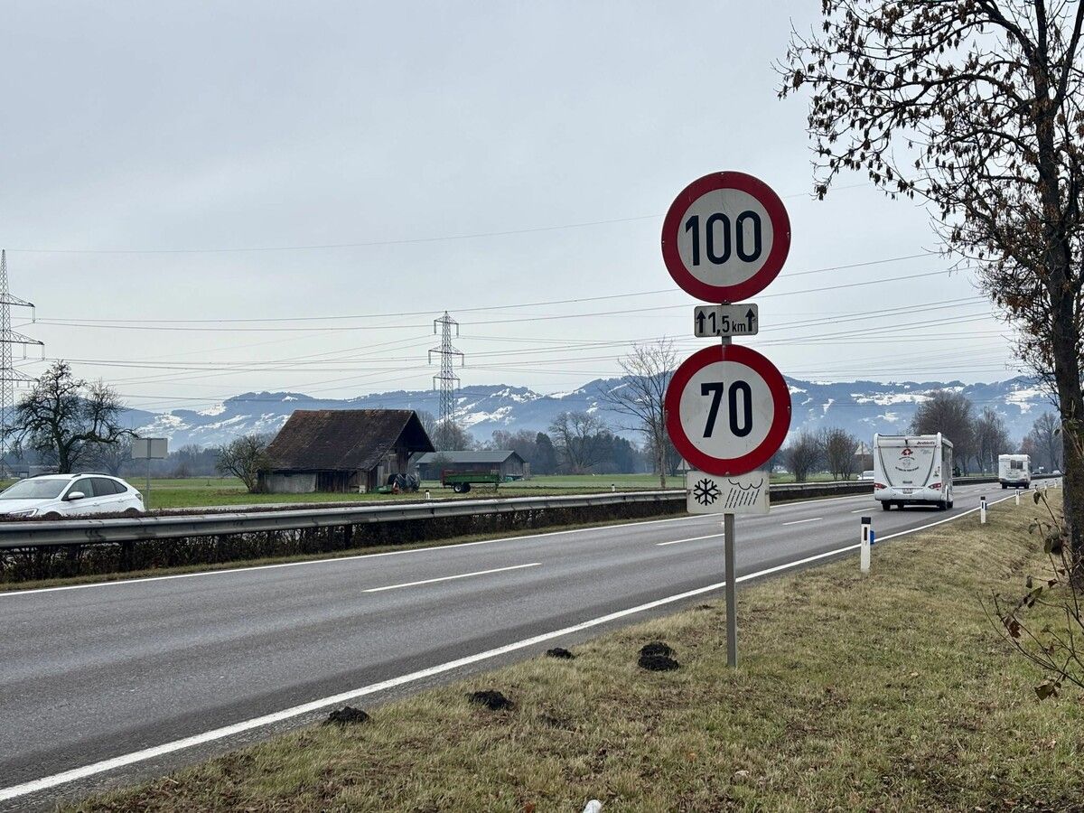 Witterungsbedingte Geschwindigkeitsbeschränkungen wie hier auf der L204 sind an der Zusatztafel erkennbar. ⇒VN/Rauch