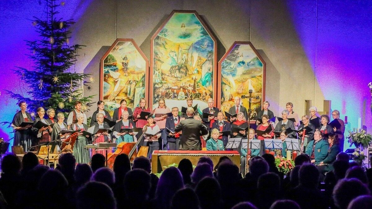 Zahlreiche Besucher ließen sich das stimmungsvolle Adventkonzert der Trachtengruppe nicht entgehen. ⇒Trachtengruppe