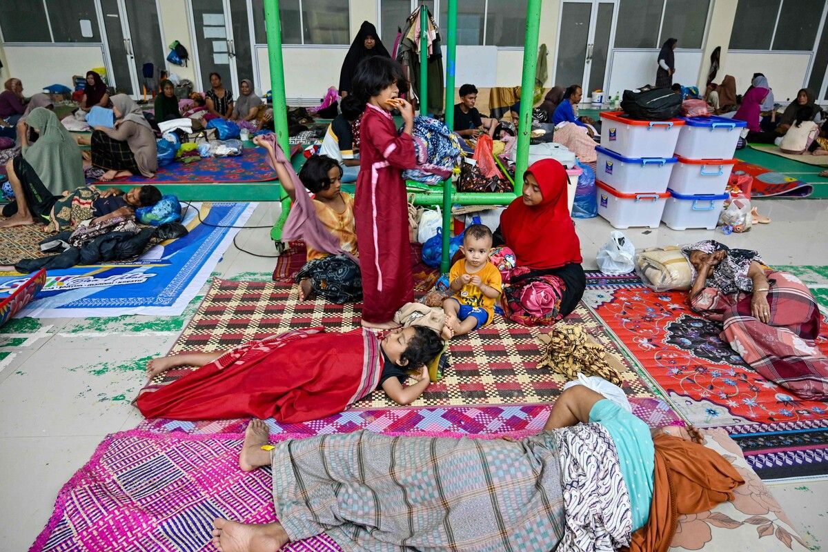 Zehntausende Menschen müssen in Notunterkünften ausharren. ⇒AFP