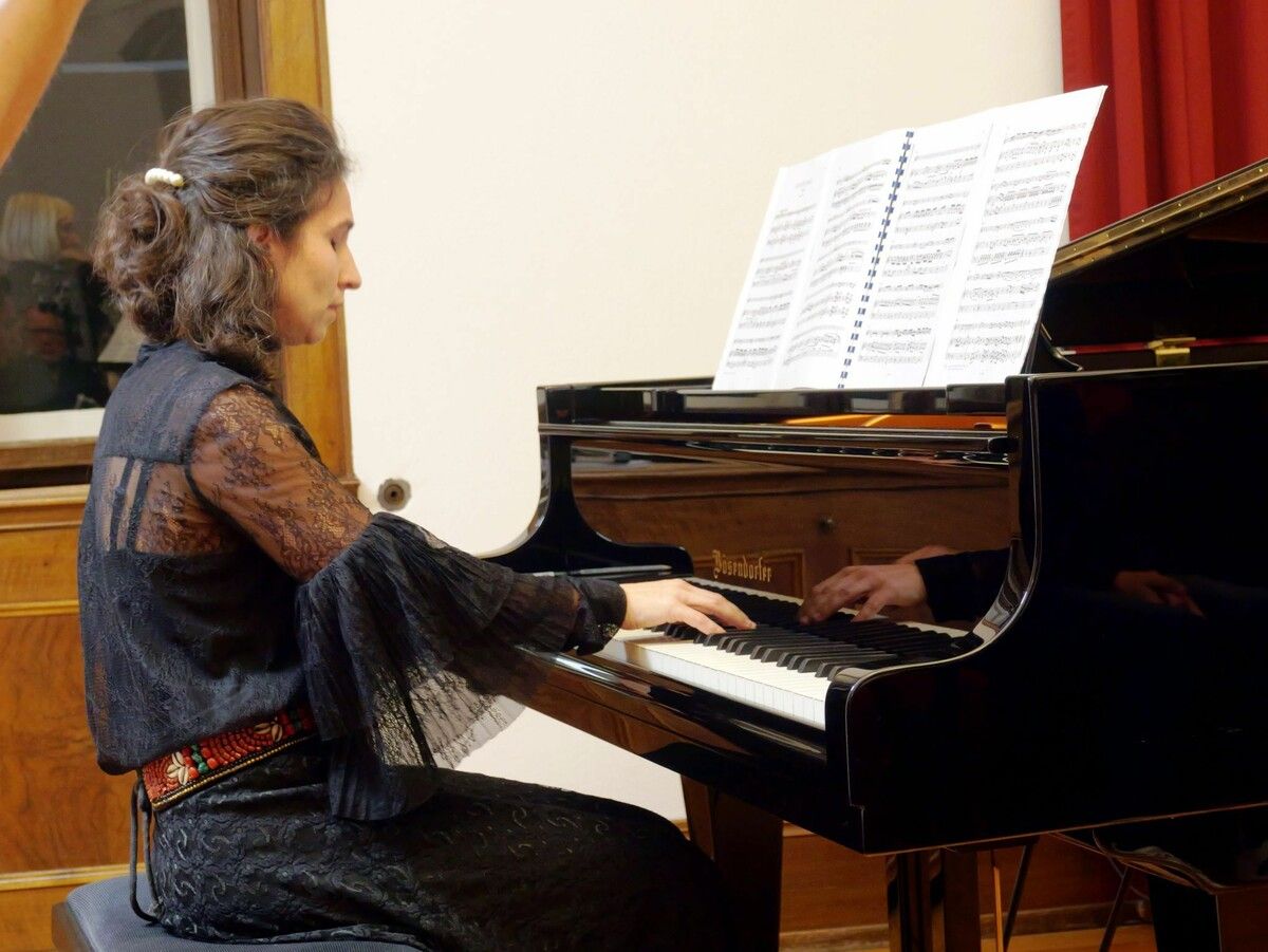 Zsuzsanna Csegzi sorgte am Klavier für transparente Klangfarben und sichere Melodieführung.⇒HE