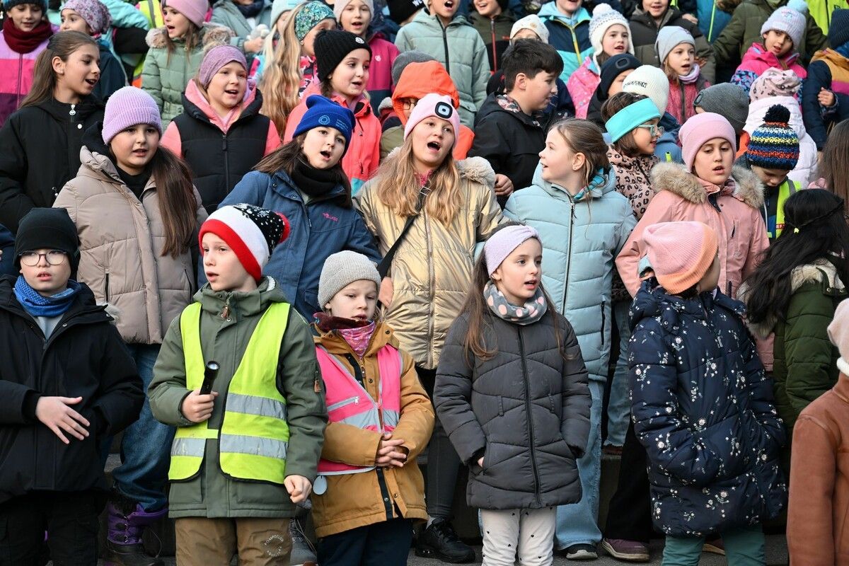 Zum Auftakt des Lichterfestes sangen erstmals alle Klassen gemeinsam im Schulhof.
⇒
Laurence Feider