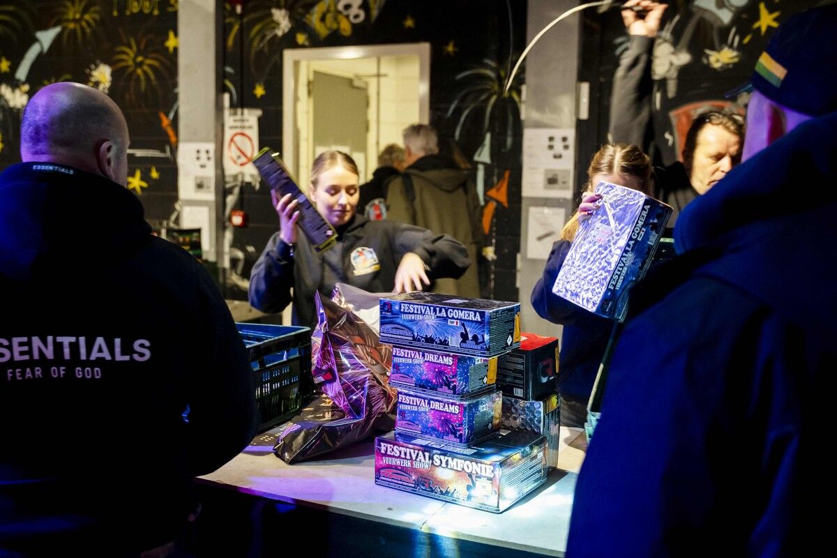 Zum letzten mal darf Feuerwerk wie hier in Gravenlande offiziell verkauft werden. ⇒afp