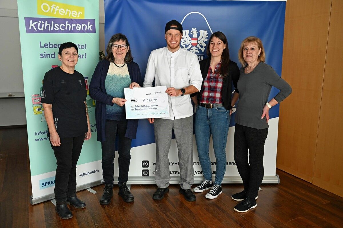 495,20 Euro kamen im Spendenkässele zusammen – diese wurden an Ingrid Benedikt überreicht.⇒LCF (2)