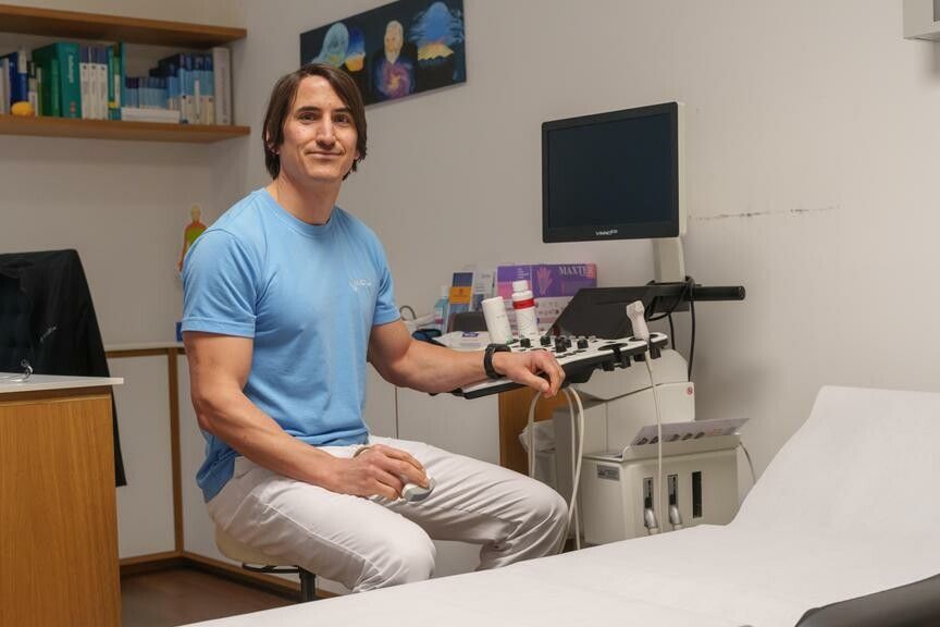 60 bis 80 Patienten behandelt Dr. Hannes Künz derzeit pro Tag. KI kann entlasten, bei Diagnosen warnt er jedoch vor unnötiger Verunsicherung.⇒VN/Stiplovsek (2)