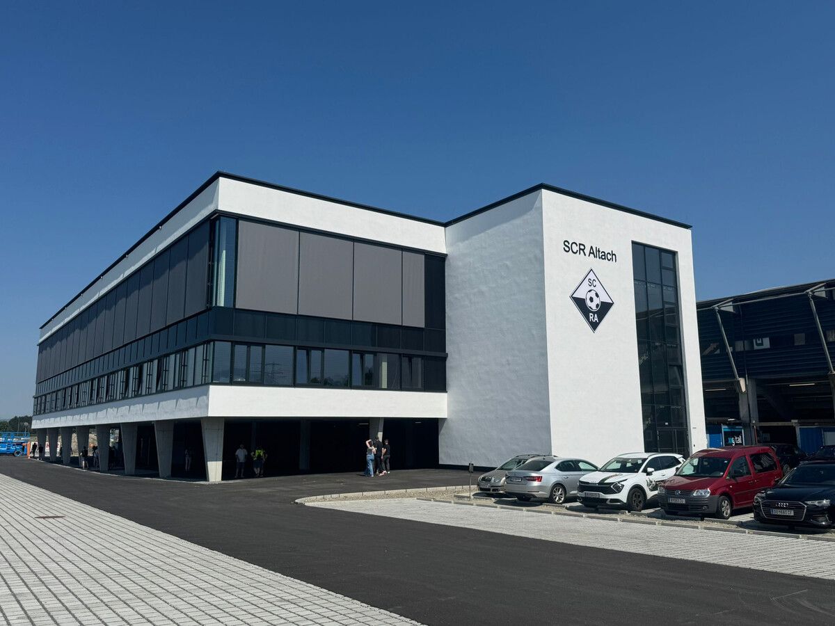 Ab sofort gilt es auf dem Parkplatz hinter dem Businessclub des SCR Altach Parkgebühren zu entrichten.⇒VN/Adam