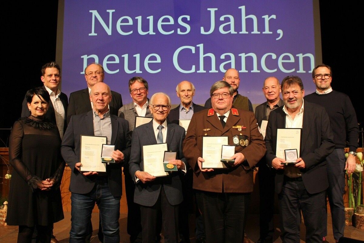 Acht verdienstvolle Vereinsfunktionäre wurden beim Neujahrsempfang mit dem Lauteracher Marktsiegel geehrt. ⇒STP (3)