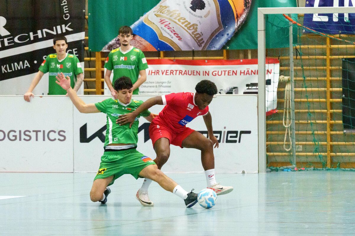 AKA-Spieler Yaba Jerguy Makwaya gegen Kerem Mihden (l./Lauterach 1b).⇒VN-Stiplovsek