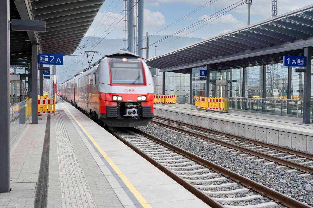 Alles neu am Bahnhof Wolfurt. Unter anderem wurden die Bahnsteige erhöht und verlängert. ⇒ÖBB