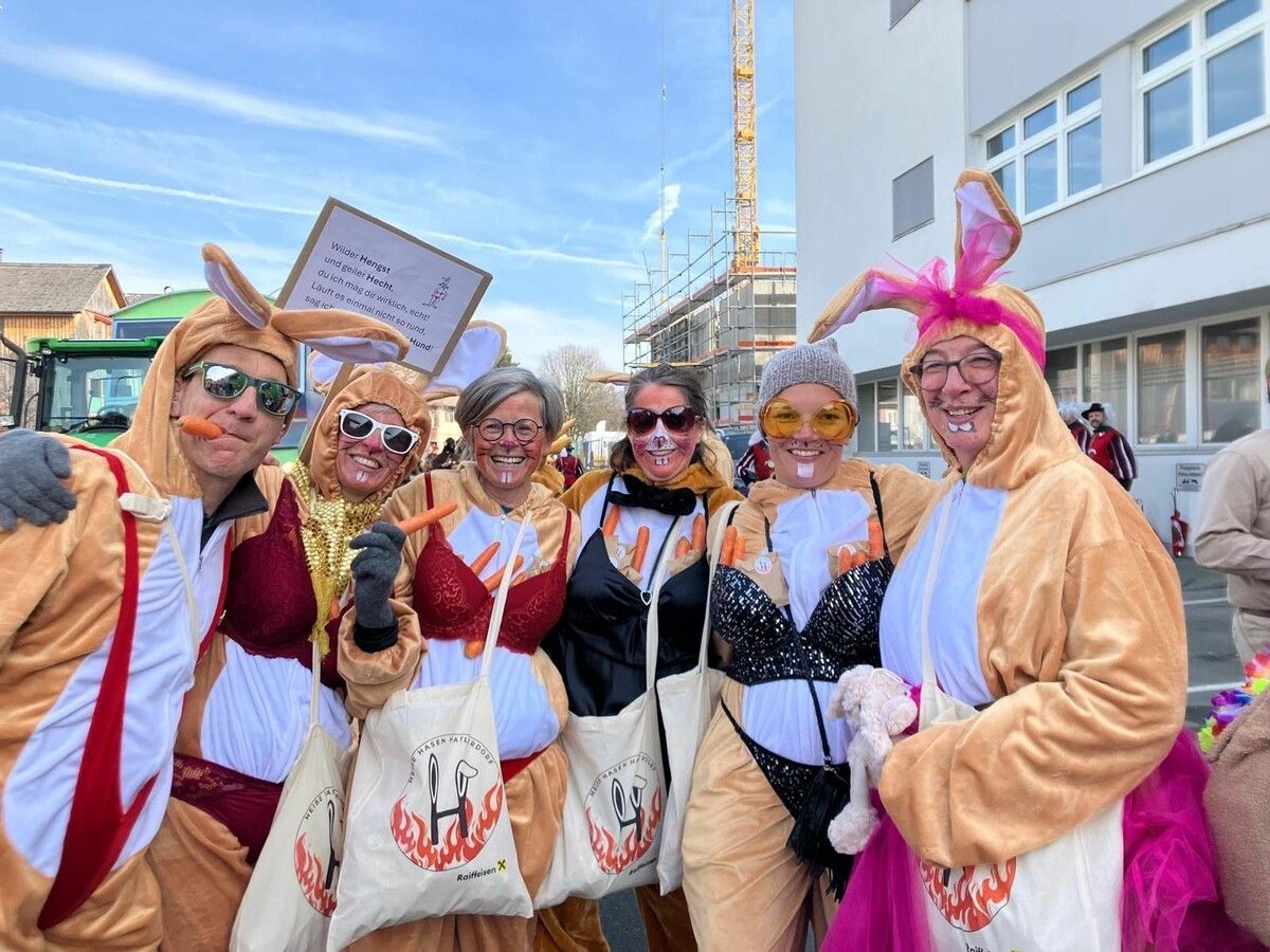 Als „Heiße Hasen“ verkleidet mischt der Hatler Faschingsverein seit heuer auch ganz offiziell die fünfte Jahreszeit auf. ⇒Cth (3)