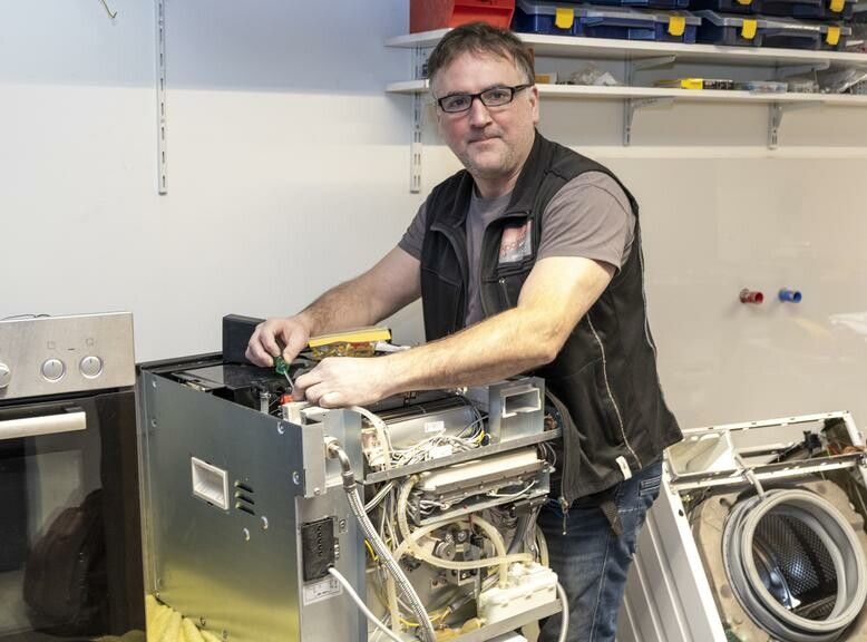 Als Partnerbetrieb der Geräte-Retter-Prämie bietet Markus Jochum Reparaturen für viele verschiedene Elektrogeräte an. ⇒VN/Paulitsch (2)
