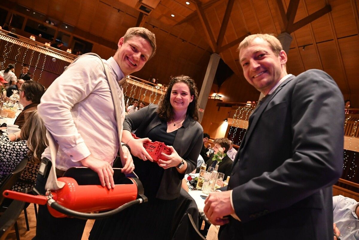 Am Samstagabend lud die Feuerwehr Lustenau zum Feuerwehrball in den Reichshofsaal. Auch eine Tombola mit tollen Preisen animierte die Besucher zum Loskauf.⇒bvs (5)