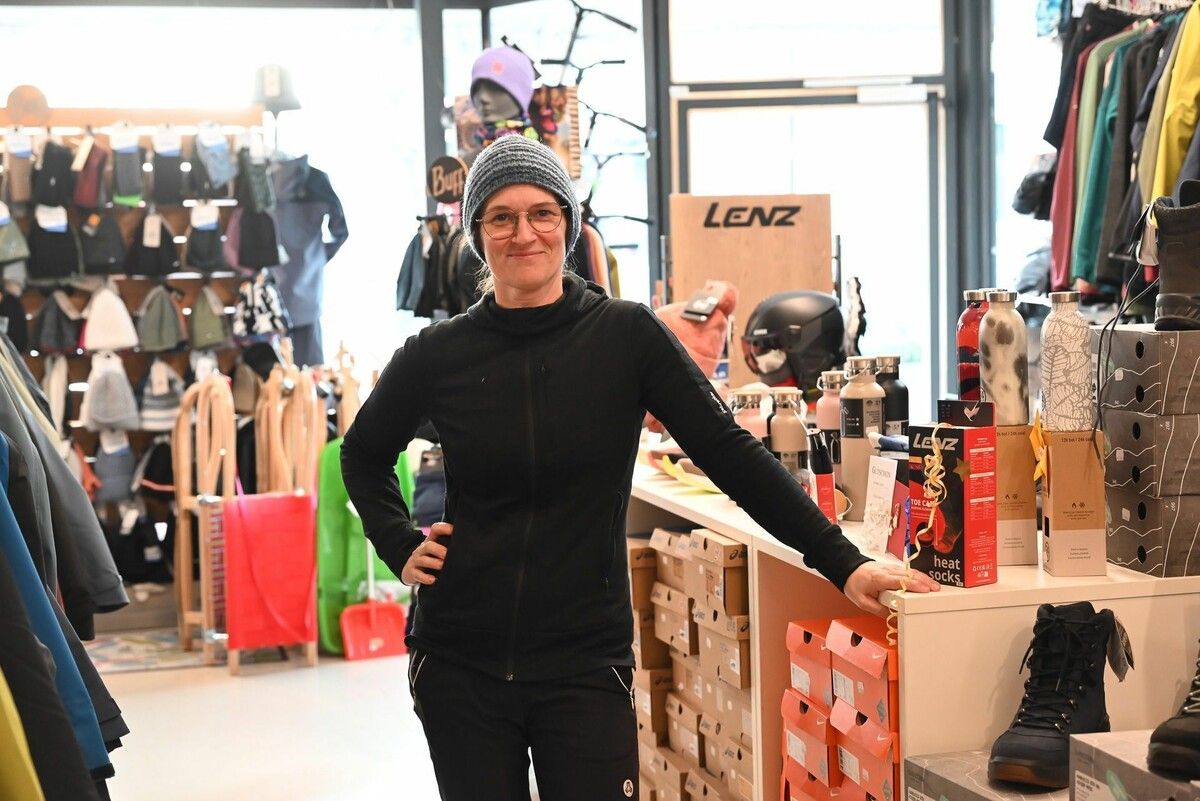 An den letzten Einkaufstagen vor Weihnachten war es im Sportgeschäft von Sonja Hollenstein ungewöhnlich ruhig. In einem emotionalen Social-Media-Beitrag machte sie auf die Problematik des Onlinehandels für den stationären Handel aufmerksam.⇒bvs