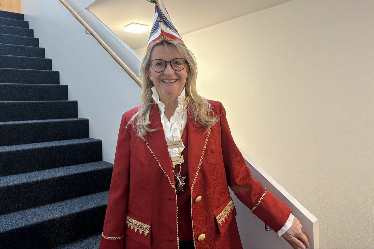 Angelika Kratzer strahlt in der neuen Uniform der Bregenzer Faschingsgesellschaft.