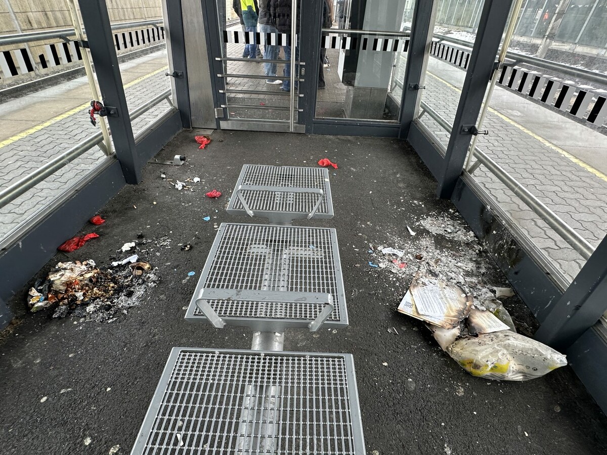 Auch der Warteraum blieb nicht von Verwüstungen verschont.