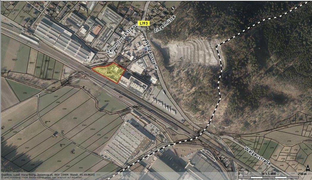 Auf dem gelb markierten Grundstück in Ludesch möchte Red Bull erweitern. Die schwarz-weiße Linie zeigt die Gemeindegrenze. ⇒vogis