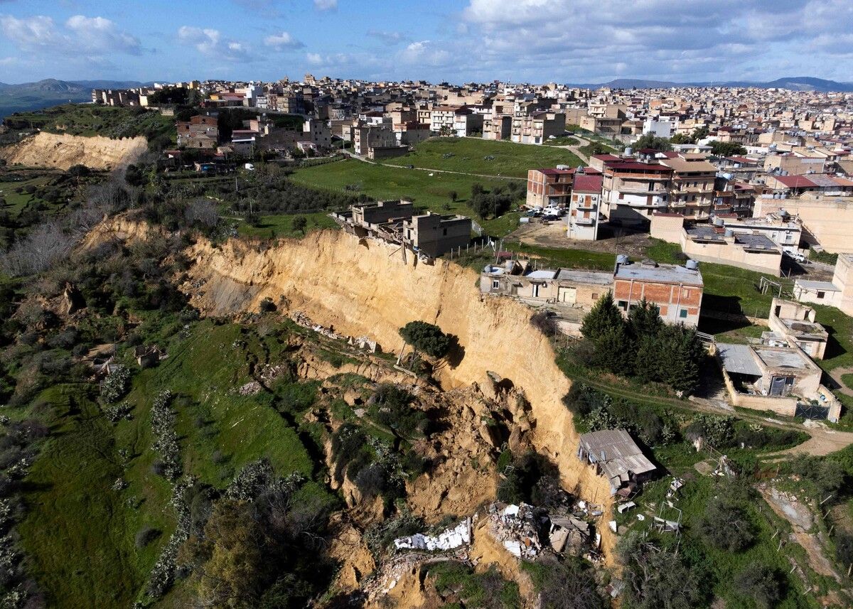 Auf einer Distanz von 150 Metern zur Abbruchkante wurden alle Häuser evakuiert. ⇒AFP