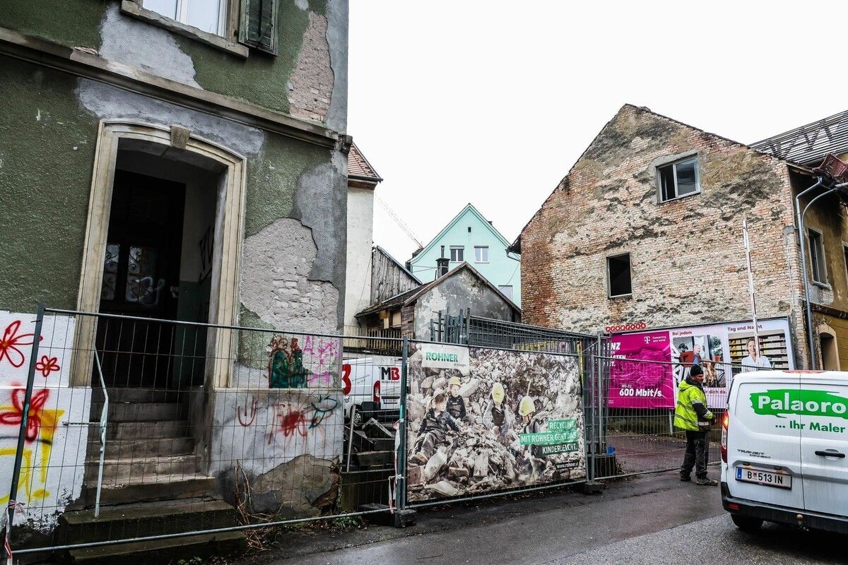 Aus alt wird neu: Ab 2027 werden hier Wohn- und Geschäftsgebäude gebaut.