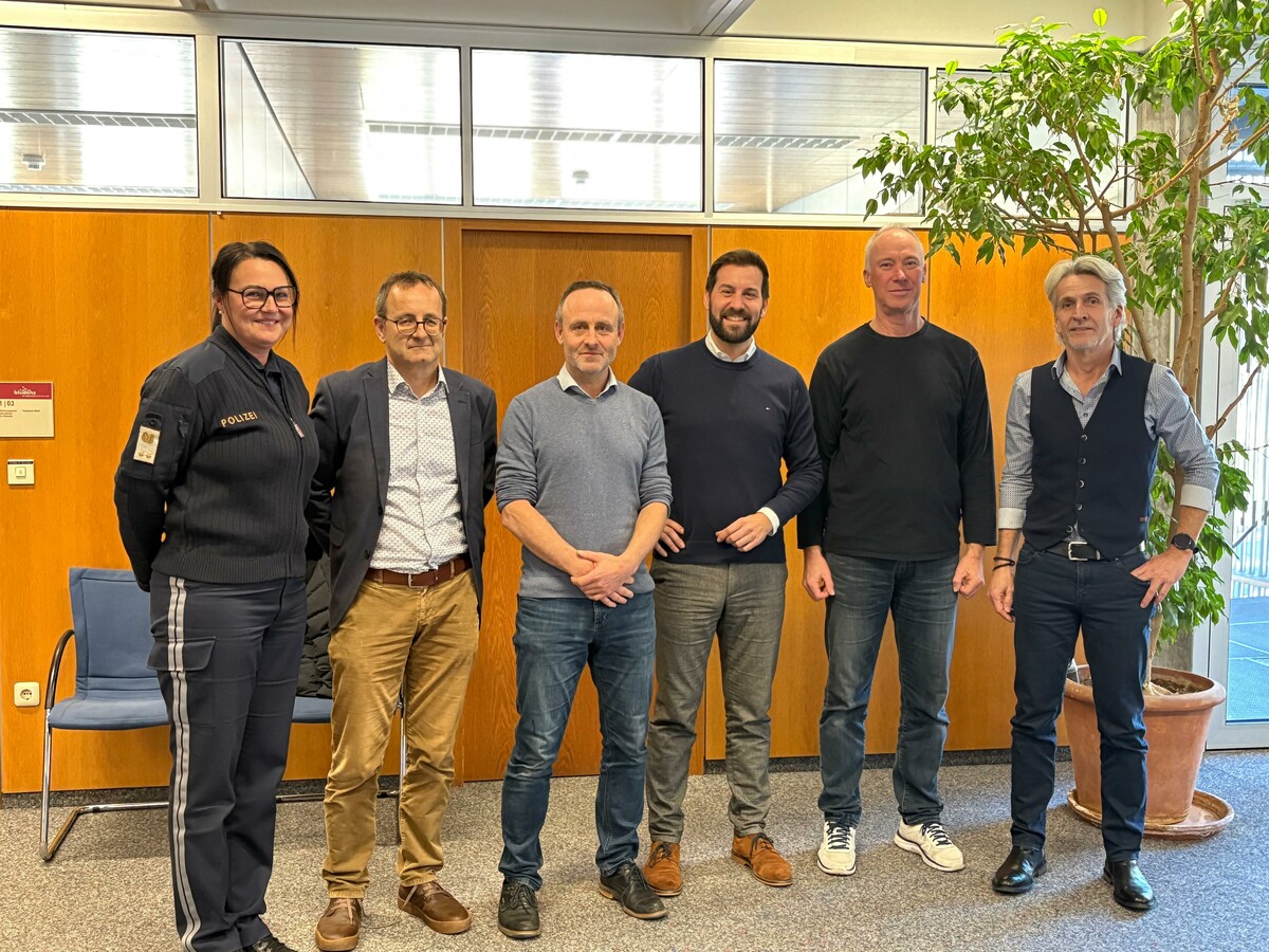 Austausch im Rathaus: Bürgermeister Simon Tschann begrüßte den neuen Bezirkspolizeikommandanten Martin Konzett gemeinsam mit Vertretern der Sicherheitsbehörden.⇒ Stadt