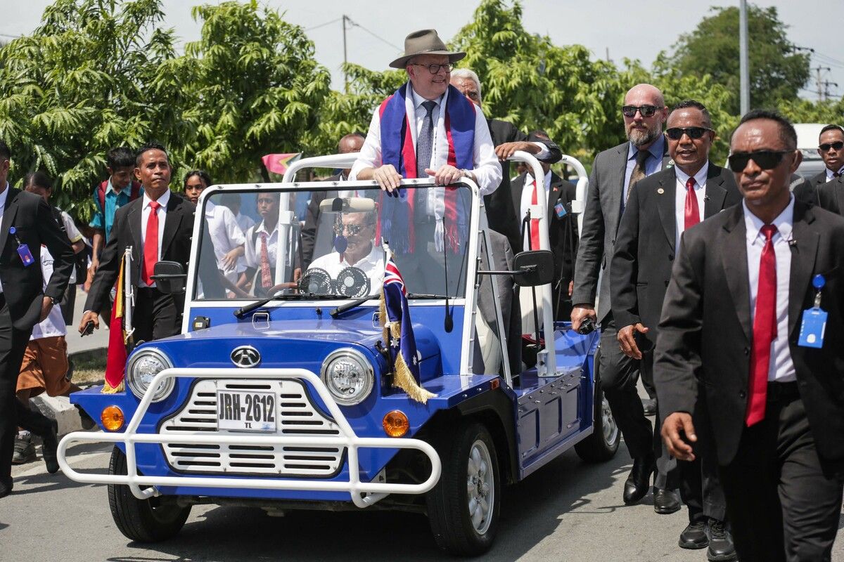 Australiens Premier Albanese trifft in Dili ein – Empfang im offenen Wagen von Osttimors Präsident Ramos-Horta.